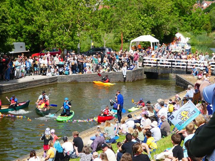 A group of people in canoes on a river

AI-generated content may be incorrect.